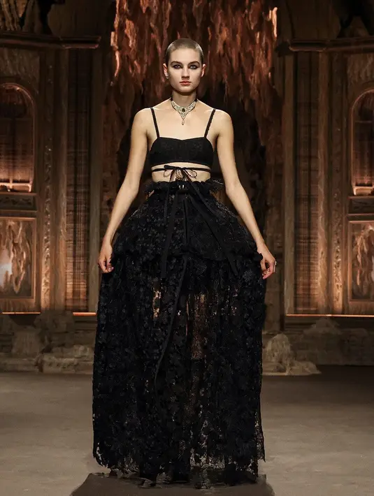 Chiuri juga  menggunakan kain dengan teknik khusus untuk rok crinoline dan membiarkan bagian perut terbuka untuk banyak penampilan. (Dok/DIOR).
