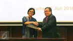 Menteri Keuangan yang baru Sri Mulyani (kiri) bersalaman dengan mantan Menkeu Bambang Brodjonegoro saat serah terima jabatan di Jakarta, Rabu (27/7). Bambang Brodjonegoro kini digeser menjadi Kepala Bappenas. (Liputan6.com/Angga Yuniar)