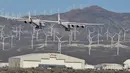 Pesawat terbesar di dunia, Stratolaunch, melakukan penerbangan pertamanya di Mojave, California, AS pada 13 April 2019. Pesawat tersebut berhasil mencapai kecepatan maksimum 189 mph pada ketinggian 16.000 kaki tanpa hambatan, berkinerja lancar dan seperti yang diharapkan. (REUTERS/Gene Blevins)
