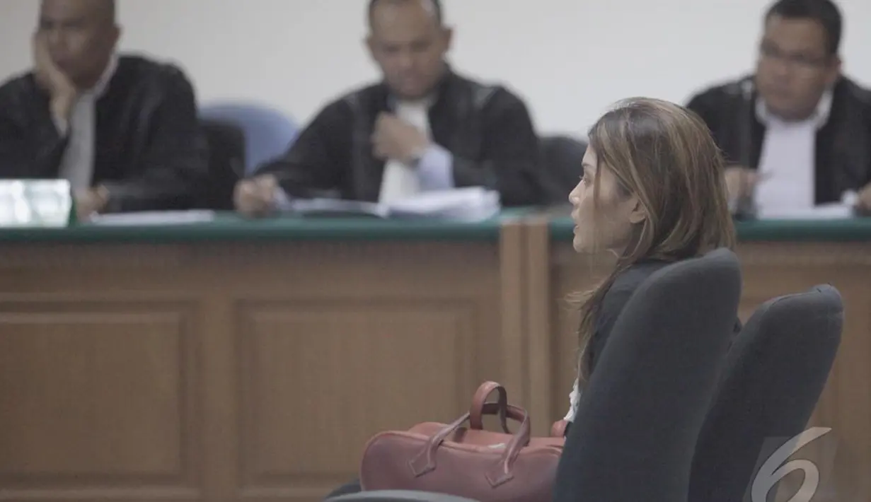 Artha Meris Simbolon terlihat tegang dengan rambut sedikit acak-acakan saat mendengarkan dakwaan jaksa KPK,  Pengadilan Tipikor, Jakarta, Kamis (11/9/2014) (Liputan6.com/Andrian M Tunay)