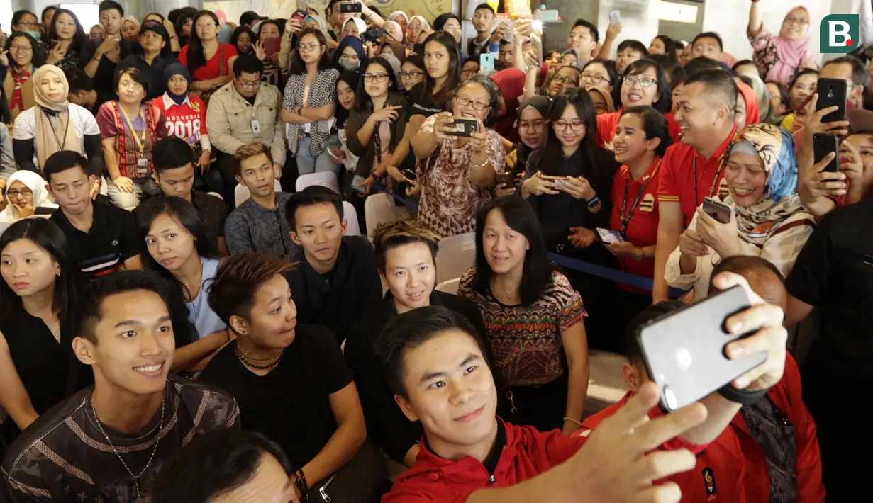 Para talet foto bersama saat pemberian apresiasi dari McDonald's dan Teh Botol Sosro di Sarinah, Jakarta, Rabu (5/9/2018). Peraih medali dari cabor bulutangkis dan wushu mendapat penghargaan berupa logam mulia. (Bola.com/M Iqbal Ichsan)