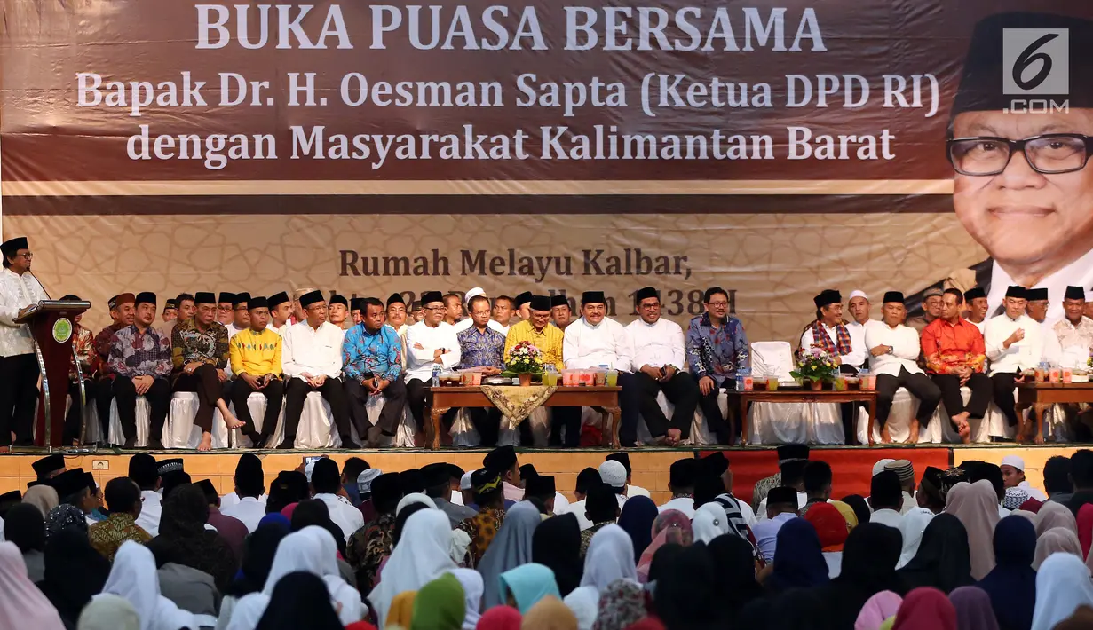 Ketua DPD Oesman Sapta Odang memberikan sambutan dihadapan sejumlah pimpinan daerah, tokoh lintas agama dan masyarakat Kalbar pada acara buka puasa bersama di Rumah Melayu, Pontianak, Kalimantan Sabtu (17/6). (Liputan6.com/Johan Tallo)