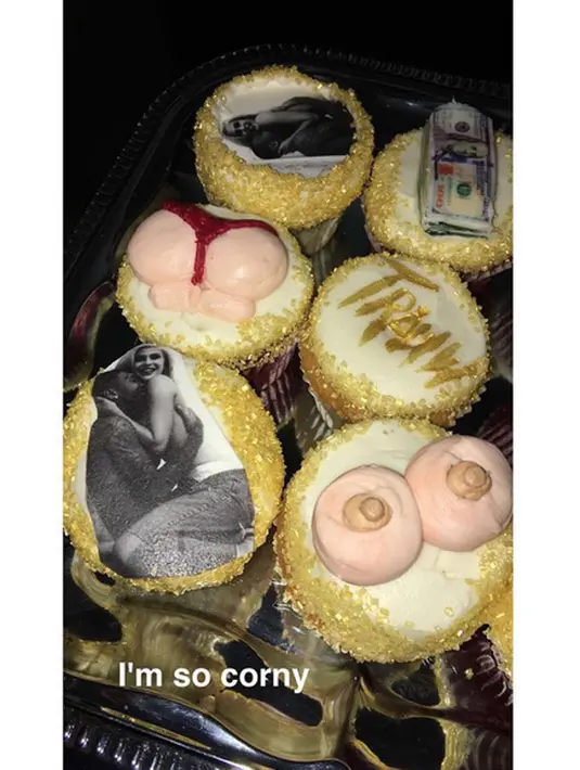 Di salah satu video, Kylie mengatakan King memang sangat ingin memberikan kejutan untuk Tyga. Kejutan itu terlihat cukup meriah, dihiasi balon-balon lucu dan kue ulang tahun. (Instagram/kylizzlesnapchat)