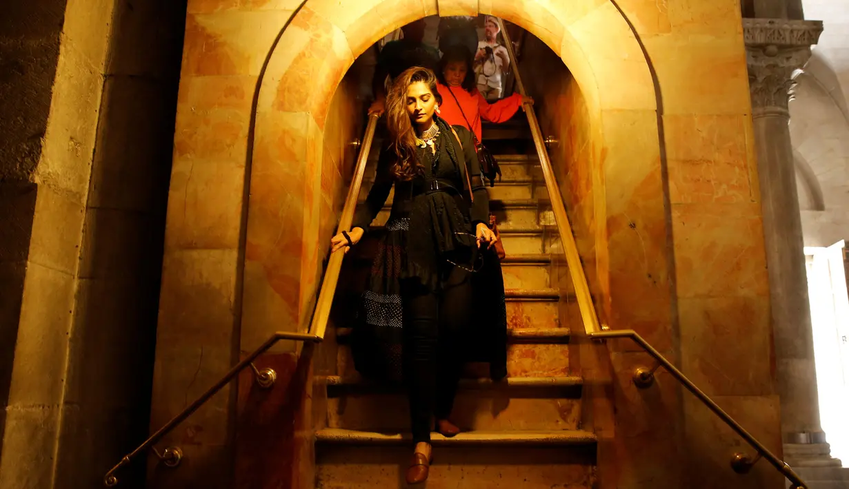 Sonam Kapoor saat mengunjungi Gereja Makam Suci di Kota Tua Yerusalem 30 Mei 2016. Anak dari aktor Anik Kapoor ini menjadi mendunia ketika ikut dalam video klip teranyar band asal Inggris, Coldplay, berjudul Hymn for the Weekend. (REUTERS / Ammar Awad)