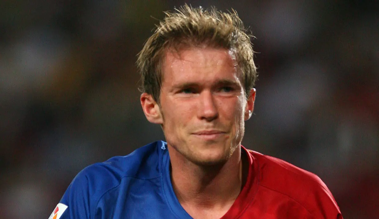 Namun selama berada di Camp Nou ternyata Hleb kalah bersaing dengan Xavi Hernandez dan Andres Iniesta. Alhasil, pemain Belarusia ini lebih banyak menghabiskan waktunya dengan duduk di bangku cadangan. (AFP/Josep Lago)