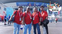 Fans sepak bola dari Padang, Indonesia, berpose di depan Saint Petersburg Stadium, untuk menyaksikan perebutan peringkat ketiga Piala Dunia 2018, Sabtu (14/7/2018). (Bola.com/Okie Prabhowo)