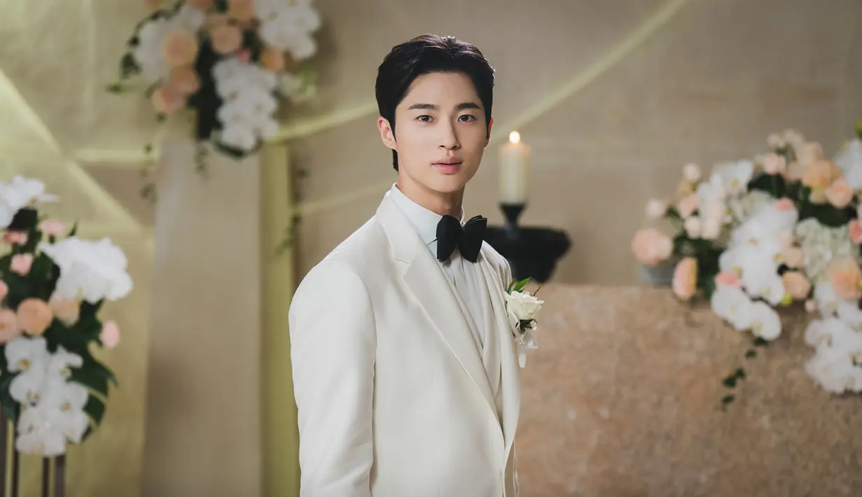 Gagahnya Sunjae memakai kemeja putih yang dilapis dengan tuxedo berwarna senada. Penampilannya disempurnakan dengan dasi kupu-kupu. (Foto: Instagram/ tvn_drama)