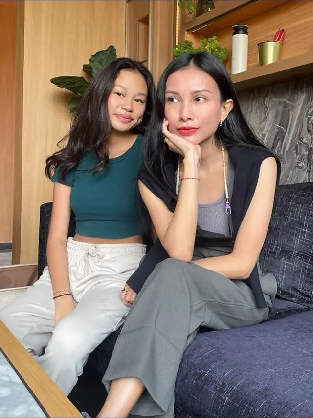 6 Potret Tribuana Tungga Dewi Istri Bambang Pamungkas Bareng Anak, Bak Kakak Adik
