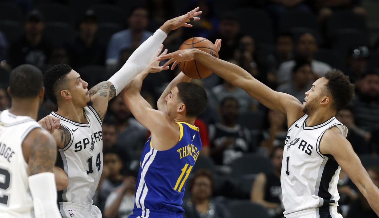 Klay Thompson (tengah) berusaha melewati adangan para pemain San Antonio Spurs pada laga NBA basketball game di AT&T Center, San Antonio, (2/11/2017) waktu setempat. Warriors menang 112-92. (Ronald Cortes/Getty Images/AFP)