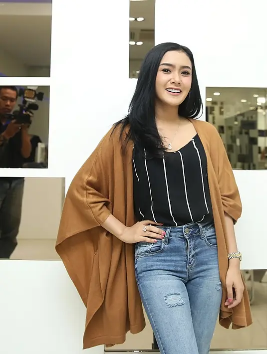 Bergelut di dunia entertain menurut Cita Citata mengharuskan dirinya untuk memperluas jaringan pergaulan. Tidak hanya mengejar cinta, saat ini Cita sedang fokus untuk meniti kariernya di dunia hiburan. (Bambang E.Ros/Bintang.com)