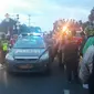 Polisi mengawal truk pengangkut ratusan pelajar yang hendak demo di Gedung DPR, pulang. (Nur Habibie/Merdeka.com)