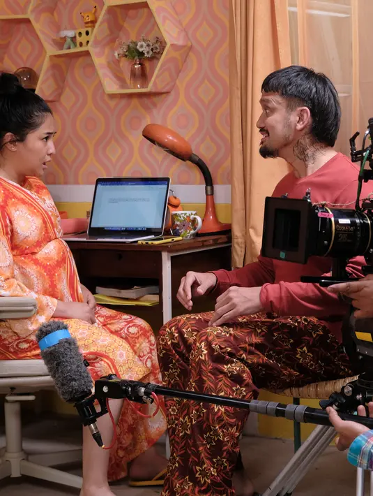 Lewat pernyataan tertulis yang diterima Showbiz Liputan6.com, baru-baru ini, Marshanda menjelaskan, Gendut Siapa Takut diadaptasi dari buku berjudul sama karya Alnira terbitan Gramedia. Skenario diolah Pritagita Arianegara dan Ilya Aktop. Gendut Siapa Takut bertumpu pada karakter utama bernama Moza Aphrodite, penulis novel laris yang mendamba pangeran impian. (Foto: Dok. Spectrum Film)