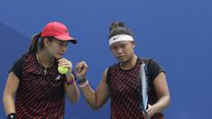 Ganda Indonesia, Priska Nugroho / Rifanty Kahfiani, saat melawan Peangtarin Plipuech / Tamarine Tanasugarn pada SEA Games 2019 di Kompleks Rizal Memorial, Kamis (5/12). Ganda Indonesia kalah 4-6, 7-6 dan 5-10. (Bola.com/M Iqbal Ichsan)