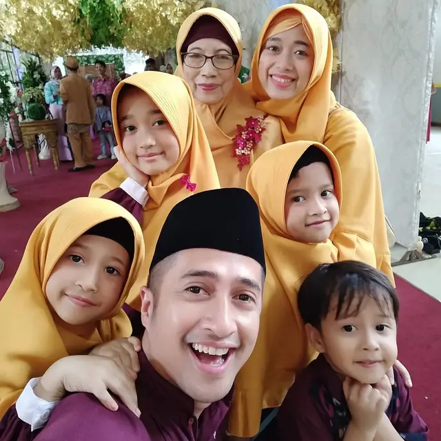 Potret Irfan Hakim Pakai Baju Kompakan Bareng Anak Istri