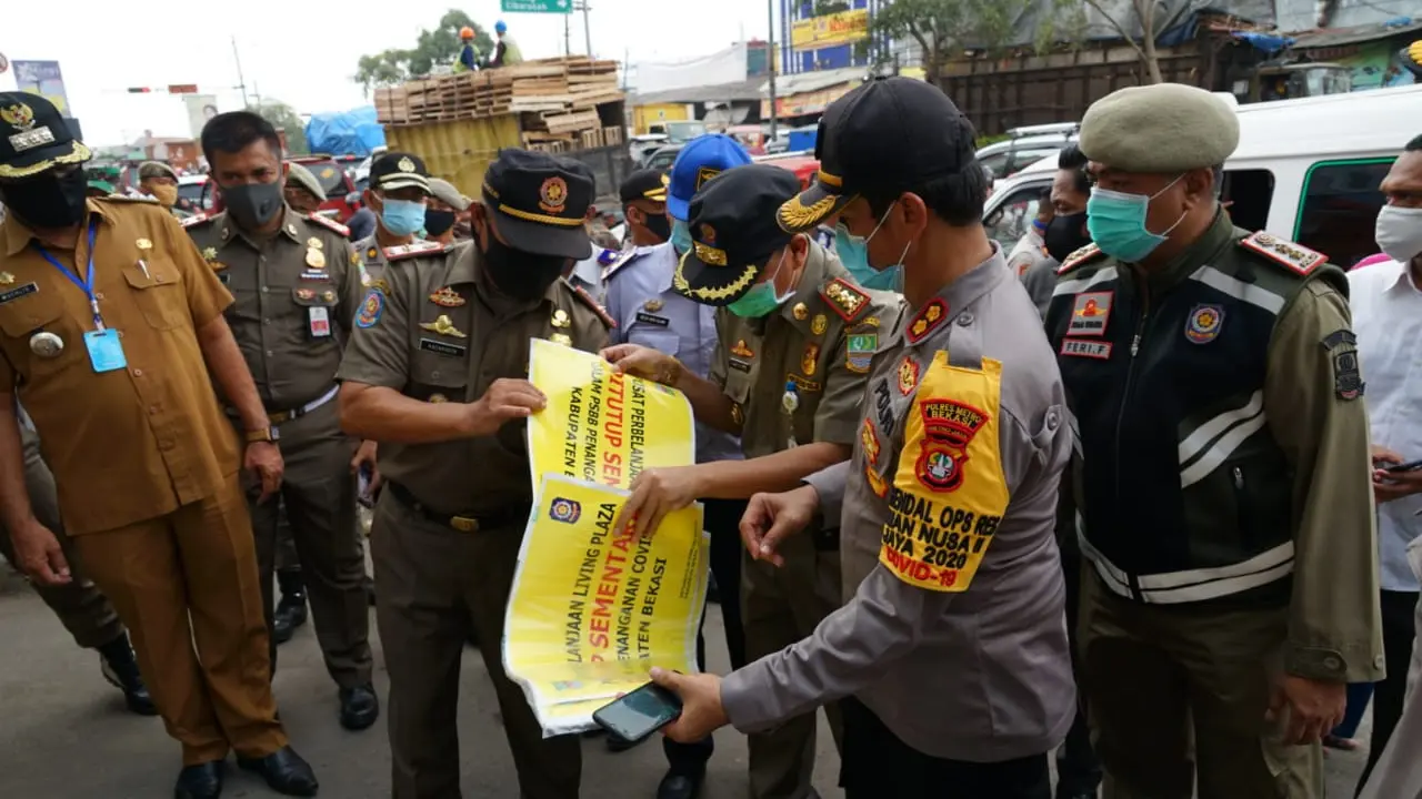 Penyegelan 2 pasar di Kabupaten Bekasi pada masa PSBB Corona. (dok Polda Metro Jaya)