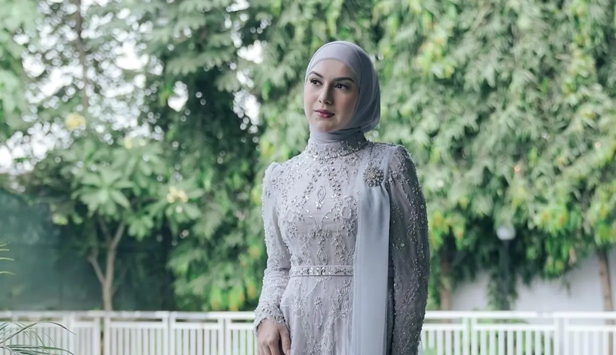 Cantik pakai kebaya, Irish Bella seperti sedang melangsungkan lamaran sungguhan. Kebaya warna abu-abu yang dipakai Irish Bella ini merupakan rancangan Laviena Wedding Gallery. Tak hanya detail kebayanya yang curi perhatian, detail makeup bintang sinetron Indah Pada Waktunya ini juga bikin pangling. Totalitas demi peran, ibu dua anak banjir pujian dari netizen. (Liputan6.com/IG/@_irishbella_)