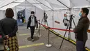 Seorang siswa diukur suhu tubuhnya di Sekolah Menengah No. 166 di Beijing, ibu kota China, (11/5/2020). Beijing pada Senin (11/5) memulai kembali kegiatan belajar di kelas untuk siswa tingkat akhir di semua sekolah menengah pertama seiring meredanya dampak Covid-19. (Xinhua/Peng Ziyang)