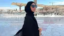 Keberangkatan Vicky Alaydrus ke Tanah Suci rupanya untuk melakukan umrah bagi almarhum sang ayah. Hal ini ia ungkapkan melalui unggah di akun Instagram. (Liputan6.com/IG/@vickyalaydrus)