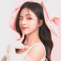 Dalam foto tersebut, Eca mengenakan mini dress putih dengan potongan baloon yang tengah tren. [@elsaajapasal].