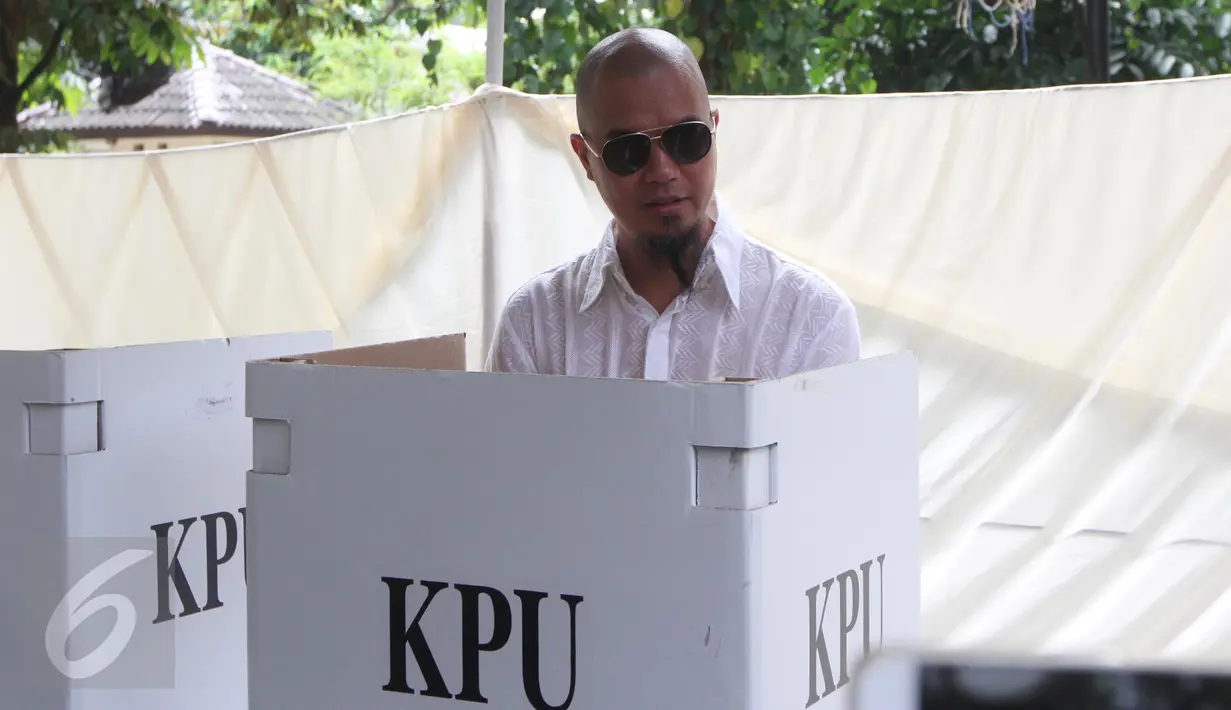 Ahmad Dhani saat mencoblos di TPS 024 Pondok Pinang, Jakarta, Rabu (19/4). Dhani mengaku akan pindah dari Jakarta jika Ahok menang menjadi gubernur. (Liputan6.com/Herman Zakharia)