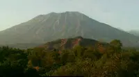 Peningkatan status Gunung Agung, Karangasem, Bali, dari Normal ke Waspada pada 14 September 2017. Visual tanggal 13 September 2017. (Foto: Istimewa/PVMBG/Kementerian Energi dan Sumber Daya Mineral)