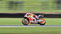 Pembalap Repsol Honda, Marc Marquez unggul jauh atas pembalap Ducati, Andrea Dovizioso pada kualifikasi MotoGP Australia 2017 di Sirkuit Phillip Island, Sabtu (21/10/2017). (PAUL CROCK / AFP)