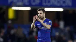 Gelandang Chelsea, Cesc Fabregas, menyapa suporter usai melawan Nottingham Forest pada laga Piala FA di Stadion Stamford Bridge, Sabtu (5/1/). Laga yang dimenangi The Blues dengan skor 2-0 merupakan yang terakhir bagi Fabregas. (AP/Alastair Grant)