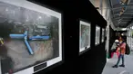 Pengunjung mengamati pameran foto jurnalis 'Satu Tahun Groundbreaking MRT di JPO Bundaran HI, Jakarta, Jumat (31/10/14). (Liputan6.com/Johan Tallo)