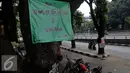 Kehadiran ojek online membuat para tukang ojek konvensional merasa terancam, Jakarta, Rabu (8/7/2015). Mereka pun membuat larangan kepada pengendara Go-Jek dan GrabBike untuk masuk ke kawasan operasionalnya. (Liputan6.com/JohanTallo)