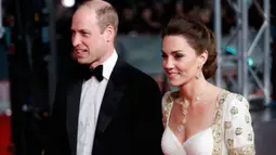 Pangeran William dan istrinya, Kate Middleton menghadiri acara BAFTA 2020 di Royal Albert Hall London pada 2 Februari 2020. Tampilan Kate dengan gaun lama ini sesuai dengan tema busana acara malam itu, yakni mempromosikan keberlanjutan lingkungan. (Tolga AKMEN / AFP)