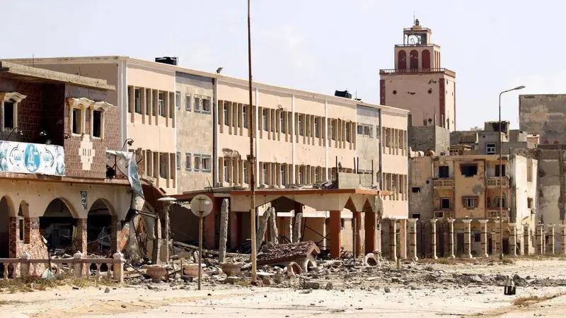 Foto yang diambil pada Juli 2017 di atas menunjukkan bagian dari Kota Benghazi, Libya yang hancur akibat konflik bersenjata menahun (AFP)