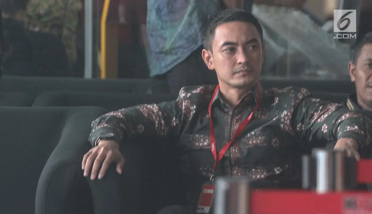 Gubernur Jambi, Zumi Zola berada di ruang tunggu Gedung KPK, Jakarta, Jumat (5/1). Zumi Zola penuhi panggilan penyidik sebagai saksi pemberian suap rancangan Anggaran Pendapatan Belanja Daerah (R-APBD) Tahun Anggaran 2018. (Liputan6.com/Faizal Fanani)
