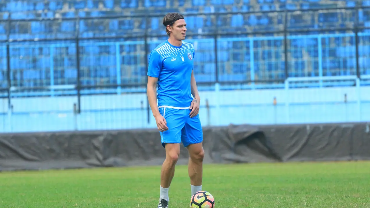 Bek Australia Brent Griffiths mengikuti latihan bersama Arema FC (Liputan6.com / Rana Adwa)