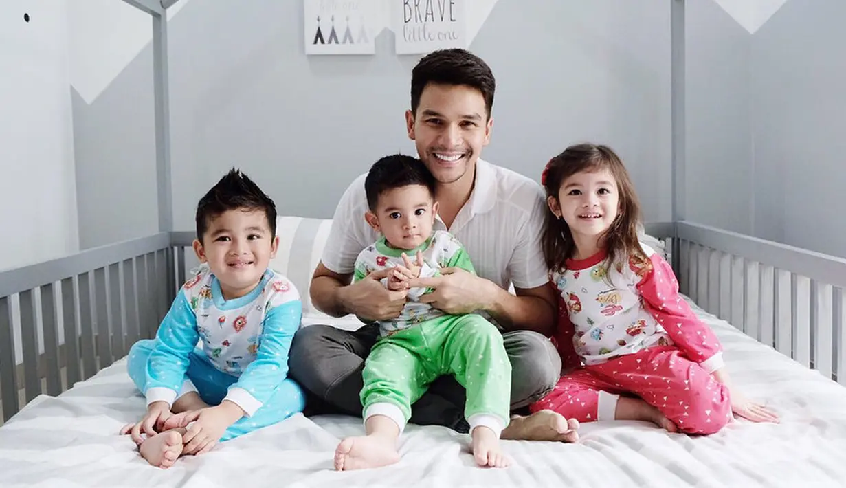 Seperti diketahui, Jonathan Frizzy menikah dengan Dhena Devanka pada Desember 2012 silam. Dari pernikahan itu, mereka dikaruniai tiga orang anak. (Foto: instagram.com/ijonkfrizzy)