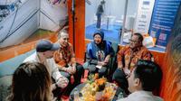 Wakil Gubernur DKI Jakarta Rano Karno berbincang dengan pihak Goldfinch International Ltd berbareng Direktur Jenderal Pengembangan, Pemanfaatan, dan Pembinaan Kebudayaan Kementerian Kebudayaan Ahmad Mahendra di Cannes, Prancis. (Antara)