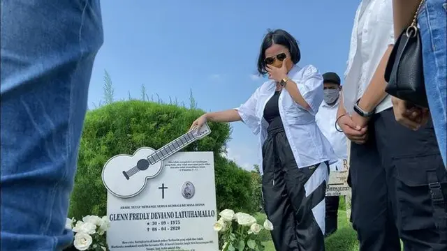 6 Momen Mutia Ayu Ziarah ke Makam Glenn Fredly, Kenang Satu Tahun Meninggalnya