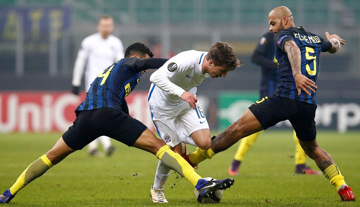 Gelandang Sparta Prague, Michal Sacek, berusaha melewati hadangan pemain Inter Milan. Bermain di kandang La Beneamata lebih menguasai jalannya laga dengan penguasaan bola 53 persen. (Reuters/Alessandro Garofalo)