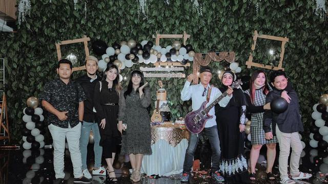 Sudah Lamaran, Ini 6 Momen Kedekatan Chevra Yolandi dan Keluarga Via Vallen