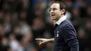 Aston Villa manager Martin O'Neill gestures to his players during their EPL football match against Manchester City at The City of Manchester Stadium in Manchester, on March 4, 2009. AFP PHOTO/PAUL ELLIS