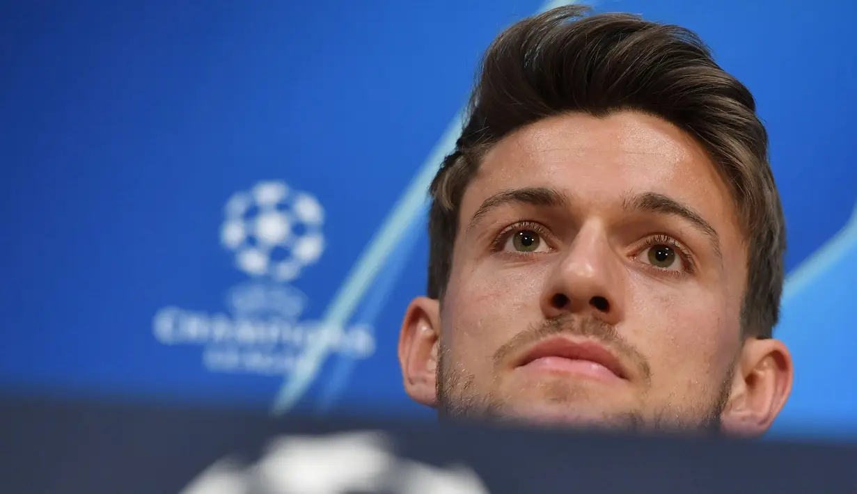 Foto file yang diambil pada 9 April 2019 Bek Juventus asal Italia, Daniele Rugani  memberikan keterangan sebelum pertandingan melawan Ajax di Johan Cruyff Arena di Amsterdam. Rugani  dinyatakan positif terkena virus corona, yang diumumkan klub pada 11 Maret 2020. (AFP/Emmanuel Dunand)