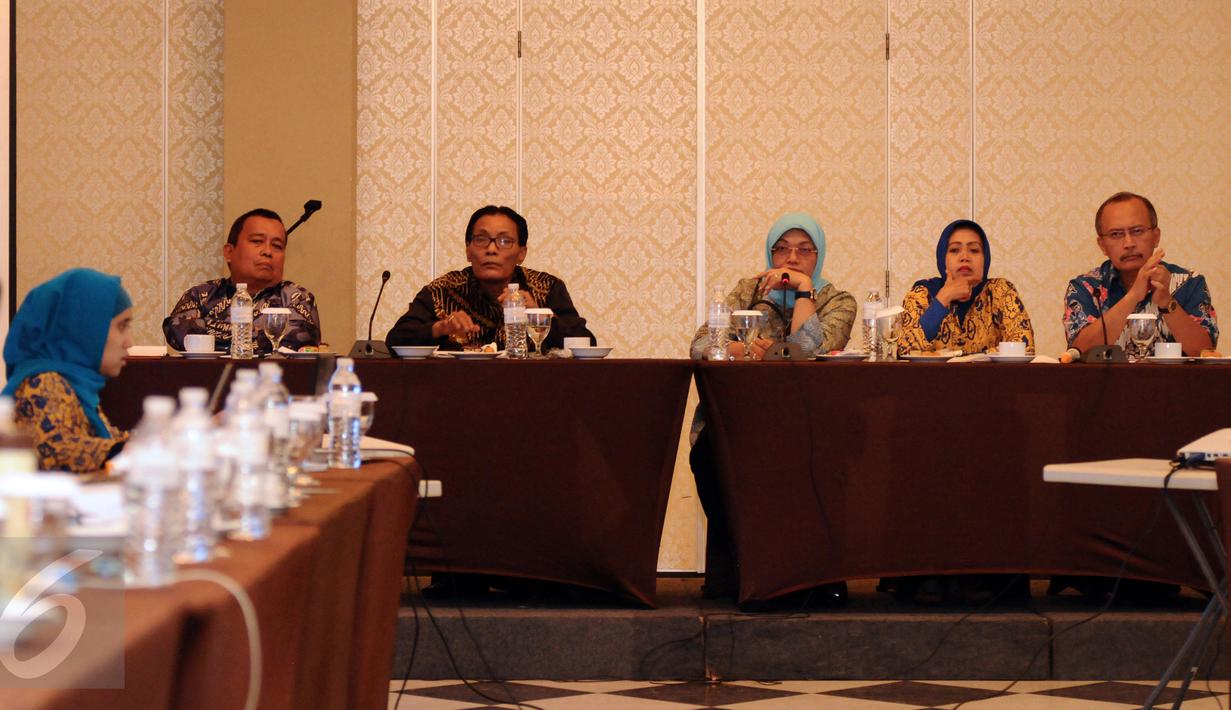Deputi Kerjasama Luar Negeri dan Promosi BNP2TKI, Elia Rosalina Sunityo (tengah) memimpin langsung Rapat Penajaman Cetak Biru Kedeputian Kerjasama Luar Negeri dan Promosi 2016-2019 di Bogor, Kamis (10/12/2015). (Liputan6.com/Helmi Fithriansyah)