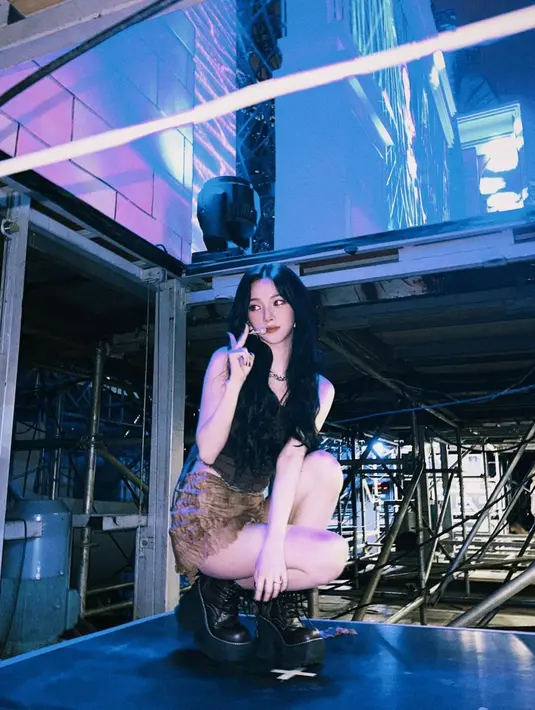 Para member menampilkan daya pikat yang kuat. Karina sering disebut sebagai visual terbaik SM Entertainment saat ini. [Instagram/aespa_official]