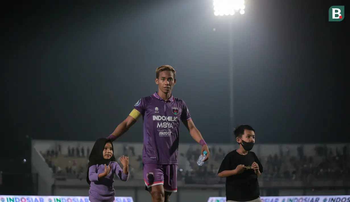 <p>Pemain Persita Tangerang, Muhammad Toha beserta putranya meninggalkan lapangan usai laga pekan pertama BRI Liga 1 2022/2023 antara Persita Tangerang melawan Persik Kediri di Indomilk Arena, Tangerang, Senin (25/07/2022). (Bola.com/Bagaskara Lazuardi)</p>