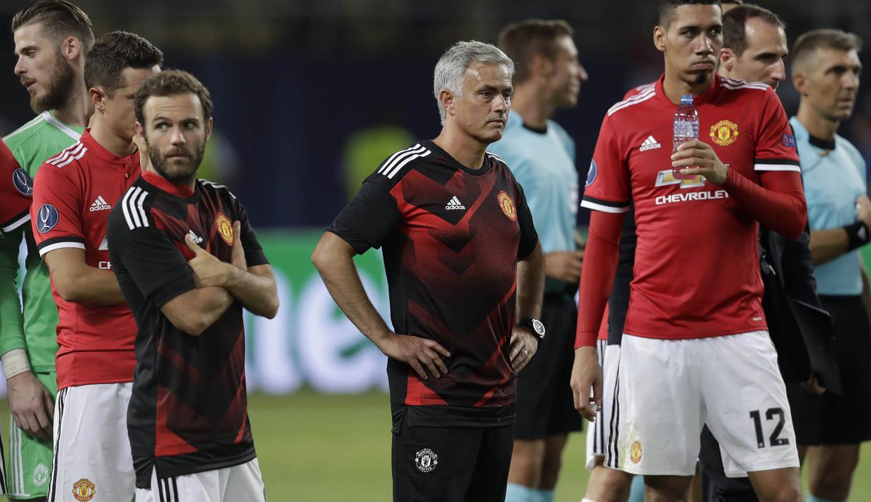 Pelatih Manchester United, Jose Mourinho, tampak termenung usai gagal meraih trofi Piala Super Eropa 2017 di Stadion Philip II Arena, Skopje, Selasa (8/8/2017). Manchester United takluk 1-2 dari Real Madrid. (AP/Thanassis Stavrakis)