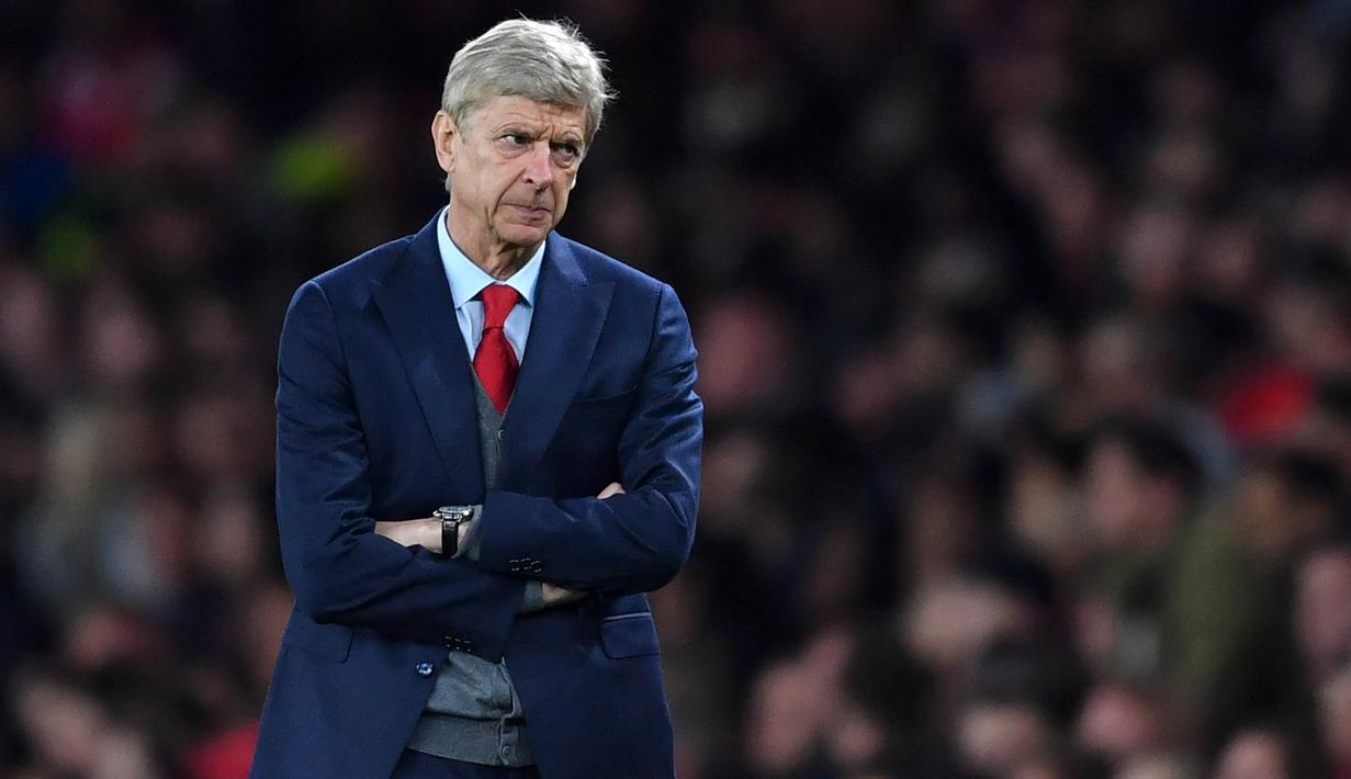 Pelatih Arsenal, Arsene Wenger, memantau anak asuhnya saat melawan Doncaster pada laga Piala Liga di Stadion Emirates, London, Rabu (20/9/2017). (AFP/Ben Stansall)