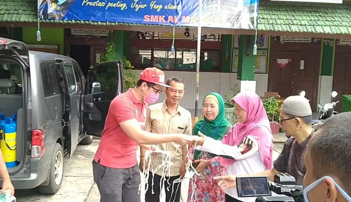 "Iya, karena baca-baca itu udah antioksidan terbaik dibanding vitamin yang ada. Dan itu alami ya cukup lumayan lah (buatnya). Tapi kebetulan saya punya banyak teman petani jahe jadi kalau kehabisan di pasar saya bisa langsung telfon, bisa langsung beli," ujar Tommy. (Syifa Ismalia/Fimela.com)