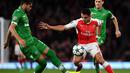 Pemain Arsenal, Alexis Sanchez, berusaha melewati pemain Ludogorets dalam laga Grup A Liga Champions di Stadion Emirates, Kamis (20/10/2016) dini hari WIB. (AFP/Ben Stansall)