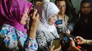  Menteri Sosial (Mensos) Khofifah Indar Parawansa mengunjungi keluarga korban pencabulan anak oleh tukang ojek di RW 04 Kelapa Gading Timur, Jakarta Utara. Usai doa bersama warga, Khofifah kemudian berdialog secara tertutup dengan keluarga korban.