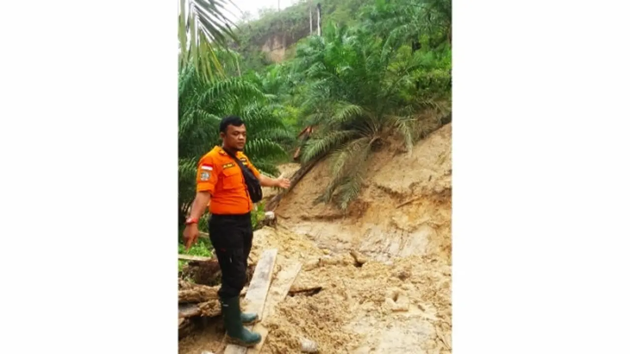 Basarnas Pekanbaru tiba di lokasi pondok tertimbun longsor di pinggir Sungai Rokan, Kabupaten Rokan Hulu.