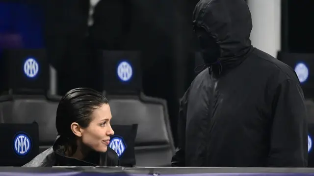 Aksi Nyeleneh Kanye West Pakai Topeng Semuka di Laga Inter Milan vs Atletico Madrid